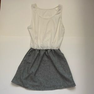 White and grey sleeveless dress w pockets